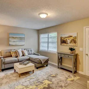 #111 Elaborate Ideal Location 2brm/2 Parking Holiday home